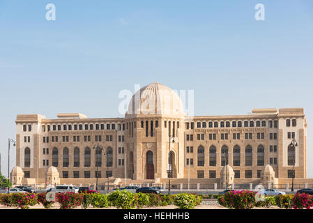 La Cour suprême d'Oman à Mascate, au Sultanat d'Oman. Voitures dans l'avant-plan sont flous dû au mouvement. Banque D'Images