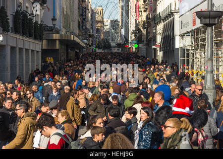 Les foules de Noël sur la Calle Preciados, Peurte Del Sol, à Madrid. L'Espagne. Banque D'Images