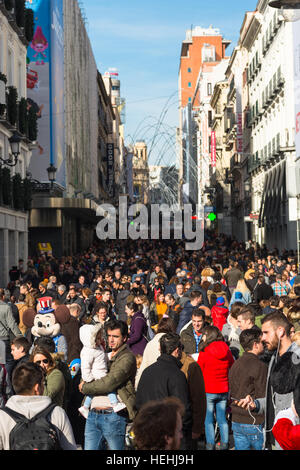 Les foules de Noël sur la Calle Preciados, Peurte Del Sol, à Madrid. L'Espagne. Banque D'Images