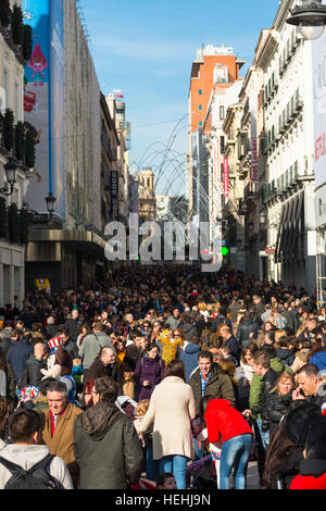 Les foules de Noël sur la Calle Preciados, Peurte Del Sol, à Madrid. L'Espagne. Banque D'Images