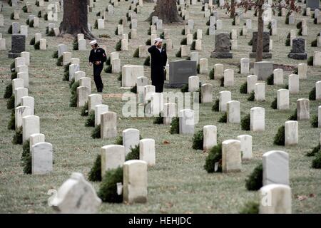 Les marins américains saluent les tombes de soldats américains tombés tout en participant à l'événement annuel des couronnes à travers l'Amérique au cimetière national d'Arlington, le 17 décembre 2016 à Arlington, en Virginie. Banque D'Images