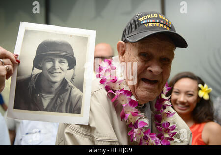 La Marine américaine d'un ancien combattant de la Seconde Guerre mondiale montre une photo de lui-même après son arrivée à l'Aéroport International d'Honolulu à participer à des événements de commémoration pour honorer le 75e anniversaire de l'attaque de Pearl Harbor le 3 décembre 2016 à Honolulu, Hawaï. Banque D'Images