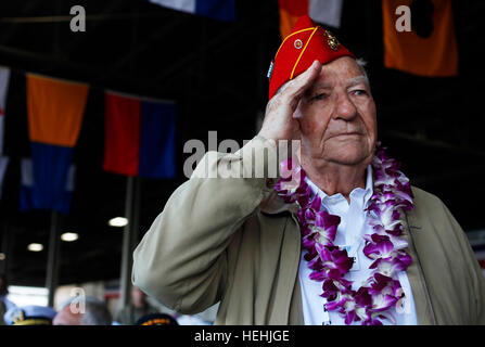 Ancien combattant de la Seconde Guerre mondiale aux États-Unis et survivant de Pearl Harbor Paul Hillard stands et salue les conférenciers invités au cours de la 75e anniversaire du Jour du souvenir national Pearl Harbour à la commémoration d'une base commune Pearl Harbor-Hickam 7 décembre 2016 à Pearl Harbor, Hawaii. Banque D'Images