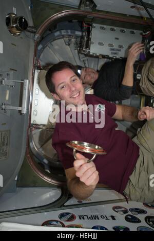 Expédition de la NASA 50 premier membre d'équipage astronaute français Thomas Pesquet de l'Agence Spatiale Européenne travaille à l'intérieur de la Station spatiale internationale, le module Harmony pour ouvrir l'écoutille pour les japonais HTV-6 cargo craft 13 décembre 2016, dans l'orbite de la Terre. Lancé depuis le centre spatial de Tanegashima, HTV-6 est arrivé à la station spatiale avec plus de 4,5 tonnes de fournitures. Banque D'Images