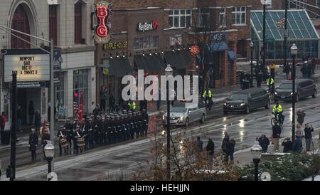 La Marine américaine sur la garde d'honneur mène le cortège funèbre pour l'ancien astronaute de la NASA et le sénateur américain John Glenn en bas une rue de la ville le 17 décembre 2016 à Columbus, Ohio. Banque D'Images