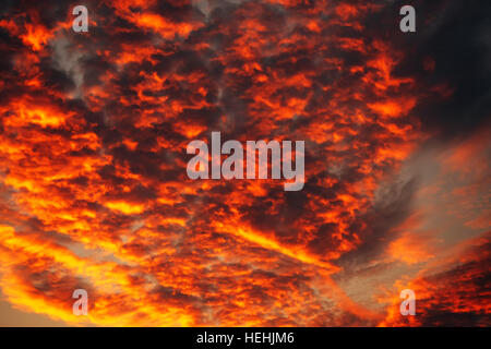 Nuages orange apocalyptique en hiver coucher de soleil, beauté dans la nature Banque D'Images