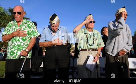 Les anciens combattants de la Deuxième Guerre mondiale aux États-Unis et l'attaque de Pearl Harbor survivants restent debout pendant l'hymne national à la commémoration du 75e anniversaire des événements à la base commune Pearl Harbor-Hickam 7 décembre 2016 à Pearl Harbor, Hawaii. Banque D'Images