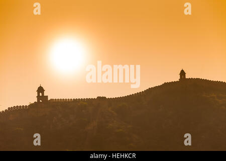 Soleil derrière un mur avant-poste, Amer ou Fort Amber, Amer, près de Jaipur, Rajasthan, Inde Banque D'Images