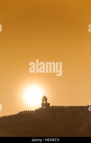 Soleil derrière un mur avant-poste, Amer ou Fort Amber, Amer, près de Jaipur, Rajasthan, Inde Banque D'Images