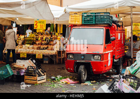 ROME, ITALIE - 27 octobre 2015 : Renault rouge sur la vieille rue italienne le 27 octobre 2015. Avec beaucoup d'ordures sur le terrain Banque D'Images