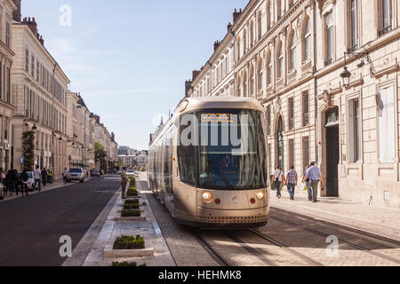 Un tramway descend la rue Jeanne d'Arc à Orléans, France Banque D'Images