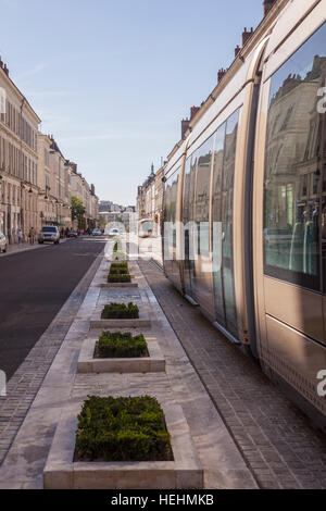 Un tramway descend la rue Jeanne d'Arc à Orléans, France Banque D'Images