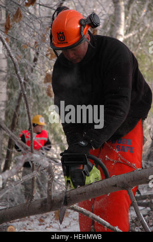 081214-A-L4290-103JPG.jpg : SPC. Daryl Johnson, un opérateur d'équipement de construction, ingénieur 379Co. (horizontal), le Massachusetts Army National Guard, coupe un arbre tombé avec une tronçonneuse à Phillipston, Mass., 14 décembre 2008. La ville de Phillipston perdu le pouvoir quand les arbres recouverts de glace ont commencé à tomber sur des lignes électriques, laissant les villes 900 maisons sans électricité. La 379e a été mobilisée pour couper des arbres et dégager des routes pour les entreprises de services publics civils peuvent tenter de rétablir l'alimentation de la ville. (U.S. Photo de l'armée par le Sgt. James Lally) Garde côtière canadienne répond à la tempête dans le nord-est de 136201 Banque D'Images