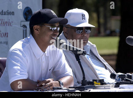 La superstar de la PGA, Tiger Woods, gauche, répond aux questions sur son expérience de l'armée d'une semaine à Fort Bragg, N.C., lors d'une conférence de presse il y a 16 avril, suite à une clinique de golf pour les jeunes. Woods a pris part à une variété d'activités de formation incluant un saut d'un avion. À côté des bois est son père Earl, qui est un veterean l'armée et de l'ancien Béret Vert qui ont servi à Fort Bragg. photo par K. Kassens Tiger et Earl Woods Fort Bragg 2004 Banque D'Images