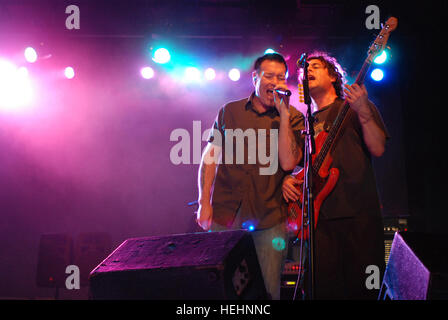 GUANTANAMO BAY, Cuba - Steve Harwell et Paul De Lisle, membres de l'American pop rock band Smashmouth, effectuer de la station navale des États-Unis à Guantanamo Bay et la Force opérationnelle à la Centre-ville de Guantanamo Troopers Lyceum ici, le 6 janvier 2009. Le groupe a également visité les installations de détention du GTM dans le cadre de leur visite. Guantanamo la foi mène sûr, humain, juridique et transparent le soin et la garde de détenus des combattants ennemis, y compris ceux qui ont été condamnés par une commission militaire et ceux commandés en liberté. La foi mène des activités de collecte, d'analyse et de diffusion pour la protection des détenus Banque D'Images