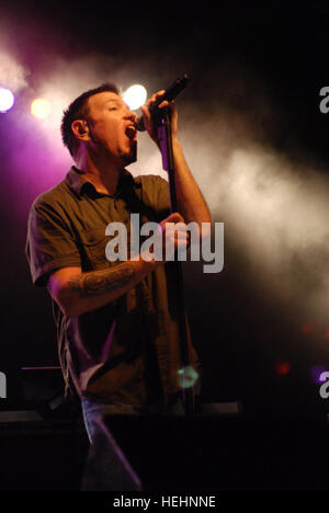 GUANTANAMO BAY, Cuba - Steve Harwell, chanteur pour l'American pop rock band Smashmouth effectue pour la station navale des États-Unis à Guantanamo Bay et la Force opérationnelle à la Centre-ville de Guantanamo Troopers Lyceum ici, le 6 janvier 2009. Le groupe a visité les installations de détention du GTM dans le cadre de leur visite. Guantanamo la foi mène sûr, humain, juridique et transparent le soin et la garde de détenus des combattants ennemis, y compris ceux qui ont été condamnés par une commission militaire et ceux commandés en liberté. La foi mène des activités de collecte, d'analyse et de diffusion pour la protection des détenus et du personnel w Banque D'Images