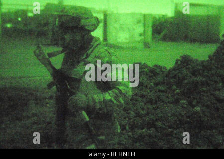 Un policier national iraquien de la 8e Brigade, 2e Division, vérifie son domaine au cours d'une patrouille de nuit jeu démonté avec les soldats du 2e Bataillon du 505th Parachute Infantry Regiment, 3e Brigade Combat Team, 82e Division aéroportée, dans Muhallah Beladiyat, 734, l'est de Bagdad, l'Iraq, le 8 janvier, 2009. La police nationale irakienne et soldats américains sont contrôle de la zone pour des dispositifs explosifs de circonstance, et des signes de l'activité des insurgés. Une opération menée conjointement avec la police nationale irakienne à la base d'opérations avancée 144344 Fidélité Banque D'Images