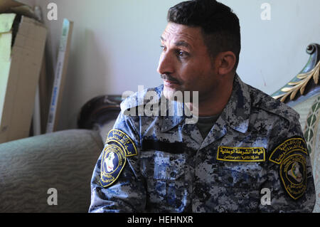 Un policier national iraquien de 8e Brigade (Falcon Brigade), 2ème Division parle avec des soldats américains de F Compagnie, 2e Bataillon du 505th Parachute Infantry Regiment, 3e Brigade Combat Team, 82e Division aéroportée, sur un plateau, au poste de sécurité commune, Beladiyat Muhallah Beladiyat 732 dans l'est de Bagdad,,, l'Iraq, le 12 janvier, 2009. Les soldats américains sont la visite de la police nationale irakienne pour discuter de familiarisation Humvee formation et l'entretien. Patrouille d'Beladiyat 144708 Station commune de sécurité Banque D'Images