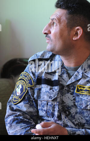 Un policier national iraquien de 8e Brigade (Falcon Brigade), 2ème Division parle avec des soldats américains de F Compagnie, 2e Bataillon du 505th Parachute Infantry Regiment, 3e Brigade Combat Team, 82e Division aéroportée, sur un plateau, au poste de sécurité commune, Beladiyat Muhallah Beladiyat 732 dans l'est de Bagdad,,, l'Iraq, le 12 janvier. Les soldats américains sont la visite de la police nationale irakienne pour discuter de familiarisation Humvee formation et l'entretien. Patrouille d'Beladiyat 144705 Station commune de sécurité Banque D'Images