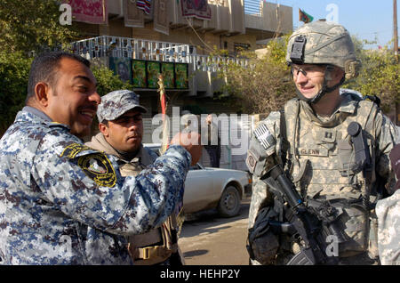 Le capitaine Darren Glenn, originaire de Californie, forestiers, commandant de compagnie pour la société D, 2e Bataillon du 505th Parachute Infantry Regiment, 3e Brigade Combat Team, 82nd Airborne Division, la Division multinationale - Bagdad parle aux policiers affectés au 1er Bataillon, 8e Brigade, 2e Division NP au cours de la patrouille à pied le 17 janvier dans le nouveau quartier de l'est de Bagdad Bagdad. En partenariat avec le SNM parachutistes afin d'évaluer la sécurité du quartier et d'acquérir l'intelligence. (U.S. Photo de l'armée par le sergent. Alex Licea, 3e, 82e PAO BCT Abn. Div., DN-B) National Pol Banque D'Images