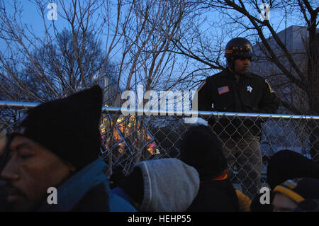 Un agent de police participants guides au Président Barack Obama's inauguration attendent le National Mall portes ouvertes heures avant l'événement à Washington, le 20 janvier 2009. (U.S. Photo de l'armée par le Sgt. Teddy Wade/libéré) Le président Obama Inauguration 090120-A-AO884-039 Banque D'Images