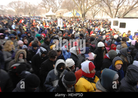 Une foule massive promenades à travers Jefferson street essayant de quitter le National Mall à Washington, D.C., après le point culminant du Président Barack Obama's inauguration le 20 janvier 2009. Obama a prêté serment en tant que 44e président des États-Unis (É.-U. Photo par LE SGT armée Teddy Wade) publié le président Barack Obama inauguration 090120-A-AO884-348 Banque D'Images