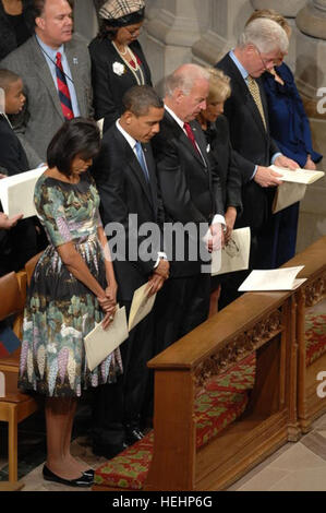 La Première Dame Michelle Obama, le président américain Barack Obama, le Vice-président Joe Biden, Mme Jill Biden, l'ancien Président Bill Clinton et de la secrétaire d'État Hillary Clinton désigné baissent la tête au cours de la première rencontre de prière à la cathédrale nationale de Washington, D.C., 21 janvier 2009. (DoD photo par le s.. Adelita C. Mead, U.S. Army/libérés) Service national de Prière d'investiture d'Obama Banque D'Images