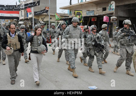 Le général Ray Odierno, commandant de la Force multinationale en Iraq - général, promenades avec des soldats du 1st Stryker Brigade Combat Team, 25e Division d'infanterie, par l'intermédiaire d'un marché à Khalis, l'Iraq, pour en savoir plus sur la sécurité et l'économie locale sur le 24 janvier. Flickr - l'armée américaine - www.Army.mil (4) Banque D'Images