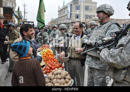 Le général Ray Odierno, commandant de la Force multinationale en Iraq - général, partage un rire avec une entreprise locale en Iraq Khalis, propriétaire, au cours d'une promenade sur le marché avec des soldats du 1er Stryker Brigade Combat Team, 25e Division d'infanterie, le 24 janvier. Flickr - l'armée américaine - www.Army.mil (3) Banque D'Images