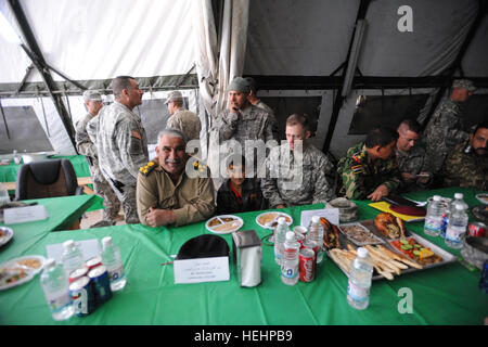 Les représentants des forces de sécurité irakiennes à partir de la province de Maysan, répondre à la base d'opérations avancée Hunter, l'Iraq, pour discuter de la sécurité et de se rencontrer face à face. 1er Escadron, 9e régiment de cavalerie et le 5e Bataillon du 82e Régiment d'artillerie à la fois de la 4e Brigade Combat Team, 1re Division de cavalerie accueillir cet événement d'amener les divers organismes de sécurité iraquiennes ensemble dans un même lieu, le 26 janvier. Réunion de la police iraquienne à la base d'opérations avancée Hunter 148240 Banque D'Images