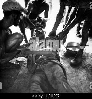 Un prisonnier blessé Viet Minh est donné par Franco de premiers soins médicaux vietnamiens après feu chaud lutte près de Hung Yen, au sud de Hanoi. Ca. 1954 (USIA) DATE EXACTE INCONNUE SHOT #  FICHIER NARA : 306-PS-54-11793 LIVRE Guerres et conflits #  : 384 HD-SN-99-02043 Banque D'Images
