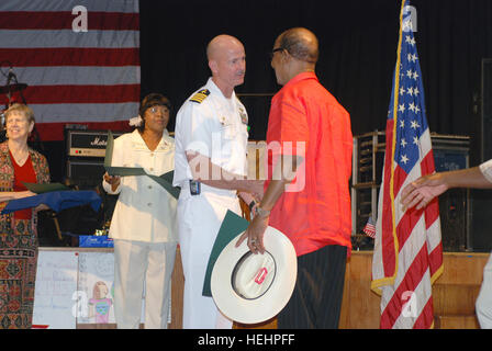 GUANTANAMO BAY, Cuba - Le Capitaine de vaisseau Steven Blaisdell, Station Navale des États-Unis à Guantanamo Bay, commandant grâce des membres de la communauté cubaine au cours d'une cérémonie de remise de prix ici, le 30 janvier 2009, pour la Journée de l'amitié américano-cubaine. L'événement annuel a été célébrée à la station navale de Guantanamo Bay depuis 40 ans comme un moyen de rendre grâce pour les Cubains qui continuent à travailler dans la communauté. Guantanamo la foi mène sûr, humain, juridique et transparent le soin et la garde de détenus des combattants ennemis, y compris ceux qui ont été condamnés par une commission militaire et ceux commandés en liberté. L'intelligence de la foi mène des colle Banque D'Images