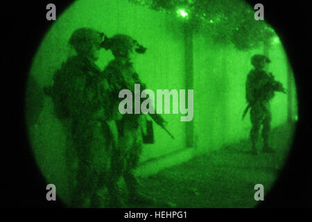 Des soldats américains de la compagnie C du 2e Bataillon du 505th parachute Infantry Regiment, 3e Brigade Combat Team, 82e Division aéroportée, assurer la sécurité que leur commandant rencontre des soldats iraquiens, à diverses Muhallahs dans tout l'est de Bagdad, l'Iraq, le 31 janvier 2009. La 1ère Armée américaine, le lieutenant Jason Jones de Pottsville, Pa., envoyés à de multiples stations de vote signature sur la détection de métal baguettes. Élections dans Bagdad 149907 Banque D'Images