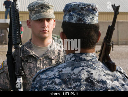 La CPS. Lucas Sweeney (à gauche), de Rapids, Wisconsin (Etats-Unis), 1re Division de cavalerie sur la garde d'honneur, Multi-National Division-Baghdad, effectue les semoirs à Hussein Ali Sans Titre by Munier, 1ère division nationale, sur le camp Liberty 8 février. Les deux mouvements fusil pratique en préparation de la MND-B cérémonie de transfert d'autorité, dans laquelle la 1st Cav. Div. prend la responsabilité pour l'environnement opérationnel de Bagdad à partir de la 4e Division d'infanterie Les forces de sécurité irakiennes sont hauts placés au cours de la Division multinationale de Bagdad - 150368 transfert Banque D'Images