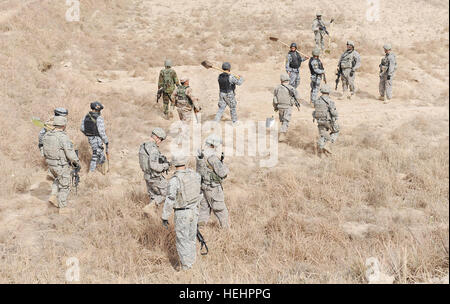 Des agents de la police nationale affectés à la 8e Brigade, 2e NP NP et de parachutistes de la Division affecté à la Compagnie A, 2e Bataillon du 505th Parachute Infantry Regiment, 3e Brigade Combat Team, 82e Division aéroportée, Multi-National Division-Baghdad recherchez un lieu de creuser afin de rechercher les caches d'armes au cours de l'opération 2 Panther Doubleday 9 février 2009 dans le nouveau quartier de Bagdad de l'est de Bagdad. L'opération a été nommé en l'honneur de l'amiral Guerre civile américaine Doubleday. Police nationale, mener des parachutistes Cache Search 150858 Banque D'Images