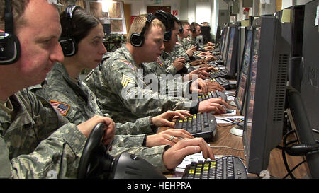 Une escouade de soldats suivent la communication et la prise de décisions au cours de missions virtuelles à la zone d'entraînement Grafenwoehr dans le cadre de l'Académie des sous-officiers de l'Armée de 7ème Cours de chef guerrier. Flickr - l'armée américaine - NCO Academy Enseigne de Leadership en environnement virtuel Banque D'Images