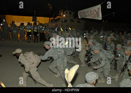 Les membres du Service de la ligne de départ lors du premier 10e Mountain 10 milles, relais de combat sur la victoire du camp, l'Iraq, le 15 février. 172e Brigade Combat Team sweeps monter à 151972 Relais de Gloire Banque D'Images