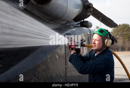 La Marine américaine Maître de 2e classe Erik Kammermeier lave un U.S. Navy MH-53E Sea Dragon au cours de l'exercice Southbound Trooper IX à Fort Pickett, en Virginie, le 15 février. Marine MH-53E Sea Dragon obtient un nettoyage intense 151762 Banque D'Images