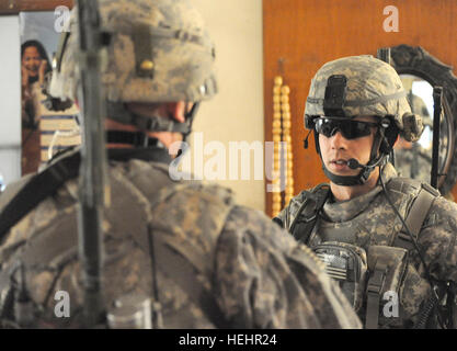 Affecté à l'escadron de parachutistes 5e, 73e Régiment de cavalerie, 3e Brigade Combat Team, 82e Division aéroportée, Multi-National Division-Baghdad vérifier un complexe d'appartements dans le 17 février de l'est du district de Rusafa Bagdad. En partenariat avec les parachutistes des policiers irakiens au cours de l'opération de déminage pour dissuader les activités des insurgés dans la région. (U.S. Photo de l'armée par le sergent. James Selesnick parachutistes) équipe avec des policiers irakiens à Rusafa 152085 Banque D'Images