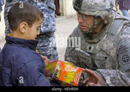 Le lieutenant-colonel Louis Zeisman, originaire de Fayetteville, N.C., commandant du 2e Bataillon du 505th Parachute Infantry Regiment, 3e Brigade Combat Team, 82nd Airborne Division, la Division multinationale Bagdad, donne un garçon irakien un jouet au cours d'une distribution de fournitures scolaires à l'événement du 19 février Al Assal la maternelle dans la ville de Oubaity. Le Al Assal La maternelle a été l'une des deux écoles de recevoir des éléments de l'école de l'ensemble des forces canadiennes. Les parachutistes ont aidé leurs partenaires irakiens dans Oubaity et à Bagdad pendant plusieurs semaines pour améliorer la vie de ses résidents. Les membres de la famille de déployer Banque D'Images