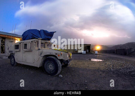 Éclairs sur l'avant de la base de l'opération, l'Afghanistan, Lane 19 février 2009, comme un orage approche. (U.S. Photo de l'armée par le sergent. Adam Mancini/Flickr) Parution - l'armée américaine - la foudre Afghane Banque D'Images