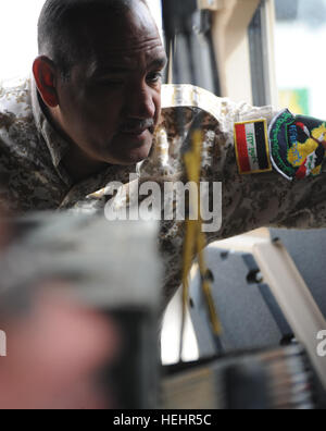 Un soldat irakien cherche dans le Humvee Mechanic's Formation, menée par des soldats américains de F Compagnie, 2e Bataillon du 505th Parachute Infantry Regiment, 3e Brigade Combat Team, 82e Division aéroportée au poste de sécurité commune, Beladiyat Muhallah Beladiyat dans 732, l'Est, Bagdad, Irak, le 21 février 2009. La formation à la sécurité commune Humvee Gare 153072 Beladiyat Banque D'Images