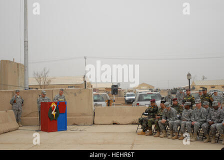 090224-A-5080R-0020 CAMP TAJI, Iraq - Le Col Marc Ferraro (à gauche, sur l'estrade), commandant du 56e Stryker Brigade Combat Team, 28e Division d'infanterie, s'exprimant par l'entremise d'un interprète, les chefs militaires irakiens visite adresses lors d'une cérémonie de transfert d'autorité, le mardi 24 février. L'événement a marqué l'Alabama National Guard Brigade début officiel de sa mission en Iraq. La brigade sera déployée en Iraq grâce à la fin de l'été. (U.S. Photo de l'armée par le Sgt. Doug Rôles, 56e SBCT, 28e Inf. Div., la Division multinationale - Bagdad) "indépendance Brigade' mission assume au nord de Bagdad, 153418 Banque D'Images