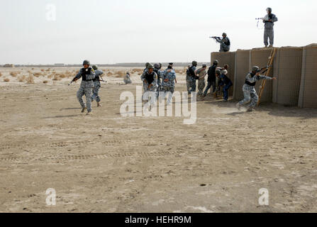 Policiers iraquiens, de l'Unité de sécurité tactiques Muthana dans le sud de l'Iraq, de la pratique des opérations de détenus au cours d'un exercice de déminage chambre enseignés par le 2e bataillon du régiment de cavalerie, 12, 4e Brigade Combat Team, 1re Division de cavalerie, près de la base d'opérations d'addition, de l'Iraq, le 28 février. La 2e Bn., 12e Cav. Regt., les soldats ont enseigné aux policiers iraquiens troupe avancée procédures menant au cours de deux semaines de formation. Ensembles de Thunder Horse policiers iraquiens à réussir 154681 Banque D'Images