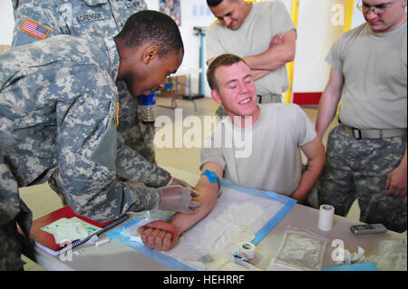 Le Soldat Josh Jordan de Savannah, Géorgie, administre et IV sur la CPS. Eddie Washington d'Oceanside, en Californie, au cours des combats en cours Gareautrain Colorado Springs, Colorado, le 11 mars 2009. La Jordanie et l'État de Washington sont tous deux affectés au siège et le Siège Batterie, 3e bataillon du 157e, d'artillerie de la Garde nationale du Colorado. (U.S. Photo de l'armée par le sergent. Liesl Marelli, Colorado Army National Guard) (Publié) Flickr - l'armée américaine - la formation pour sauver des vies Banque D'Images