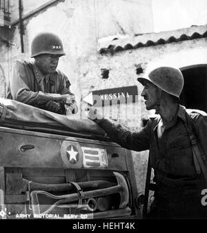 Le lieutenant-colonel Lyle Bernard, CO, 30e Inf. Regt., une figure importante dans le second débarquement amphibie audacieux derrière les lignes ennemies sur la côte nord de la Sicile, discute de la stratégie militaire avec le général George S. Patton. Près de Brolo. 1943. (Armée) Date exacte inconnue Shot #  FICHIER NARA : 111-SC-246532 LIVRE Guerres et conflits #  : 1024 Patton parlant avec le Lieutenant-colonel Lyle Bernard, à Brolo, circa 1943 Banque D'Images