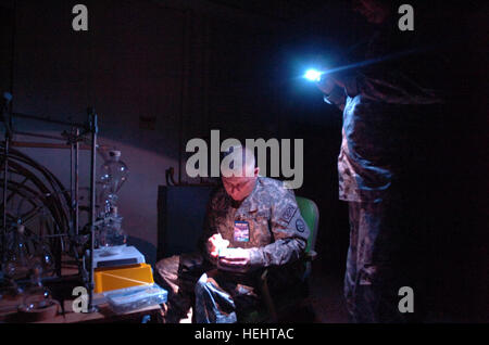 Le Sgt. David Reeves, un membre de l'équipe de l'enquête avec la 35e équipe de soutien civil, en Virginie de l'ouest de la Garde nationale, met en place un laboratoire de produits chimiques dans le cadre de l'opération Vigilant Gardien, mardi 24 mars 2009, près de Ponce, Porto Rico. Reeves et d'autres membres de la 35e CST créé le laboratoire dans le cadre d'un scénario dans lequel les terroristes ont acquis des armes de destruction massive, et les équipes de Puerto Rico et des îles Vierges aider les autorités civiles à néant la menace. (U.S. Photo de l'armée par le sergent. S. Patrick McCollum) exercice de préparation aux catastrophes à Porto Rico 500 membres 159437 garde formation Banque D'Images