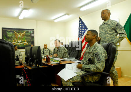 Le colonel Byron Freeman (debout), commandant de la 8e Brigade de police militaire, la Division multinationale de Bagdad - mémoires, le Lieutenant-général Benjamin Mixon, commandant du Commandement du Pacifique de l'armée des États-Unis, Fort Shafter, Hawaii, et le reste de l'état-major sur la mission conjointe entre les députés et les forces de police irakienne. United States Army Pacific général Commande de surveillance de la Police militaire 159653 visites Banque D'Images