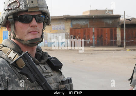 La 1ère Armée américaine, le Lieutenant Steve Smith de Raleigh, N.C., de 3e Brigade Combat Team, 82e Division aéroportée, assure la sécurité de l'ARMÉE AMÉRICAINE Le Colonel Timothy McGuire, commandant de la 3e Brigade Combat Team, 82e Division aéroportée, à l'extra-cordon de sécurité établi autour de la scène de combat entre les forces de sécurité irakiennes et renegade membres du Fils de l'Iraq, dans le quartier de l'est Al-Fadhel Bagdad, Irak, le 29 mars 2009. Conférence de presse à Al Fadhel 164018 Banque D'Images