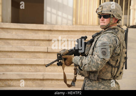 La 1ère Armée américaine, le Lieutenant Steve Smith de Raleigh, N.C., de 3e Brigade Combat Team, 82e Division aéroportée, assure la sécurité de l'ARMÉE AMÉRICAINE Le Colonel Timothy McGuire, commandant de la 3e Brigade Combat Team, 82e Division aéroportée, près de la scène de combat entre les forces de sécurité irakiennes et renegade membres du Fils de l'Iraq, dans le quartier de l'est Al-Fadhel Bagdad, Irak, le 29 mars 2009. Conférence de presse à Al Fadhel 164020 Banque D'Images